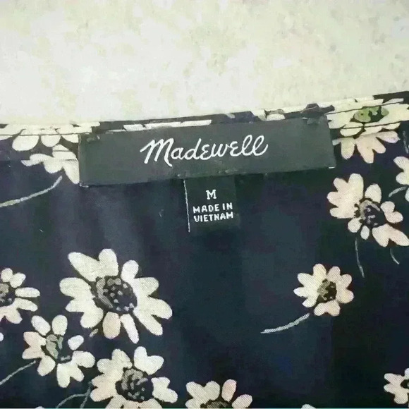MADEWELL HILLSIDE DAISES WOMENS TIE FRONT TOP  DEEP INDIGO. V NECK, SHORT SLEEVE - Picture 3 of 9